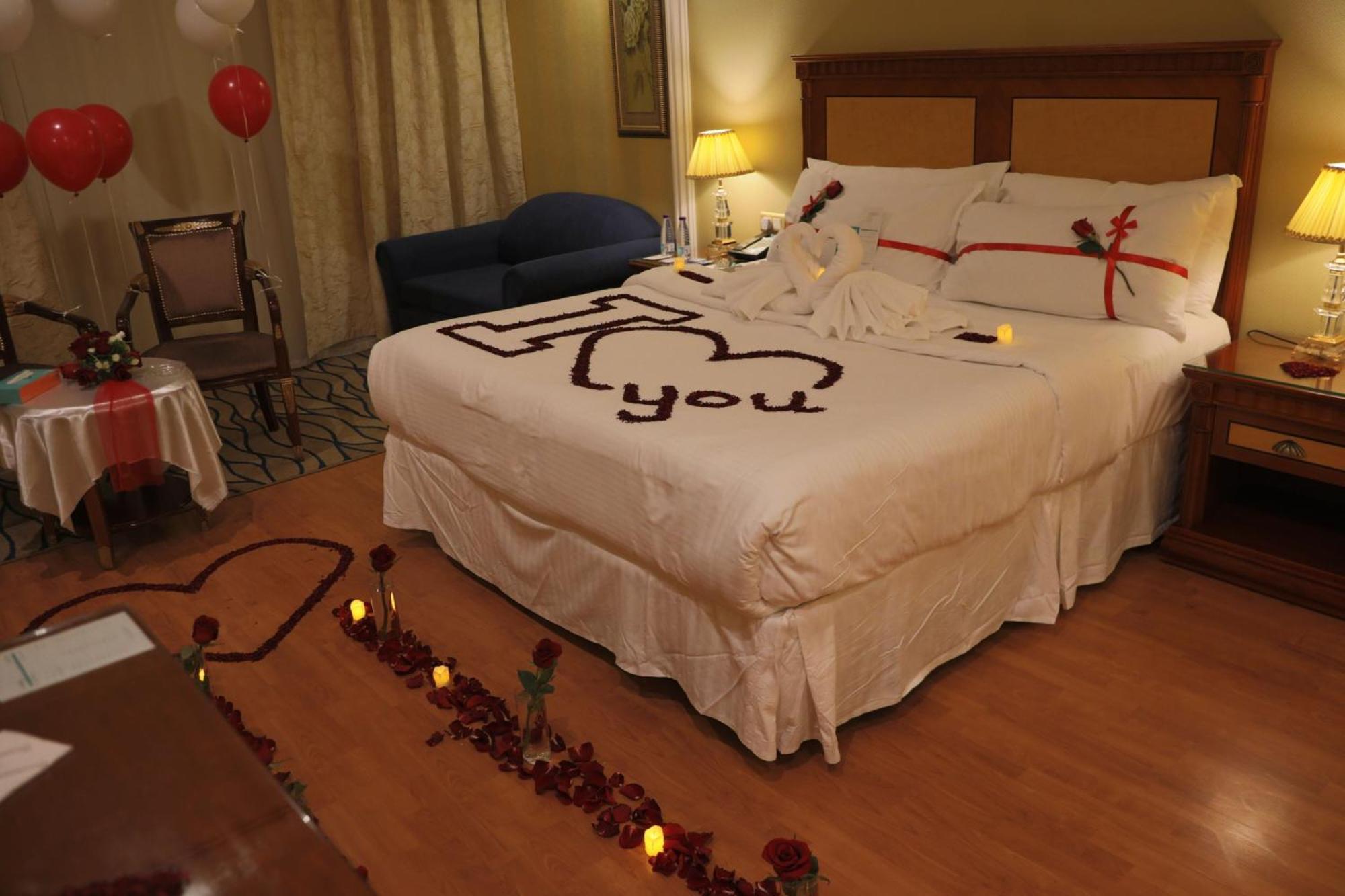 Le Meridien Medina Buitenkant foto A bedroom decorated for Valentine's Day