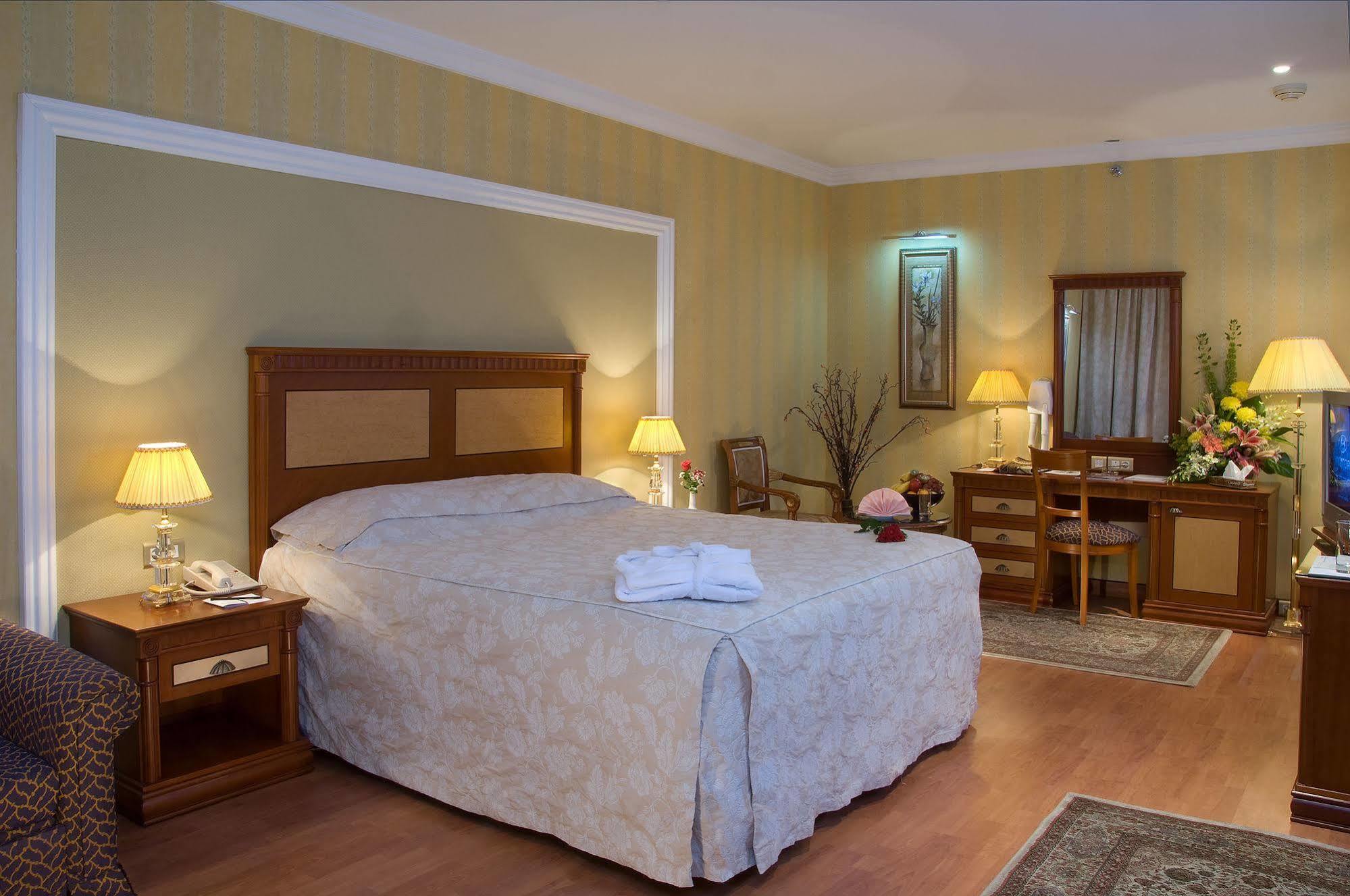 Le Meridien Medina Buitenkant foto A bedroom at the hotel